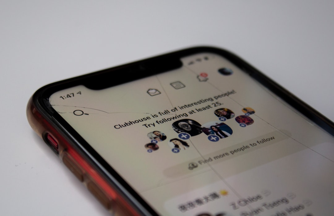 AI customer support assistant helping e-commerce shoppers online