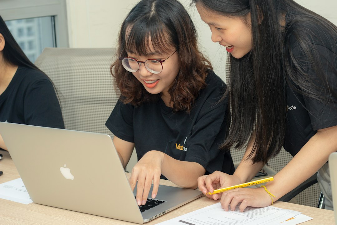 Business students collaborating in a classroom with AI and data visualizations on a screen