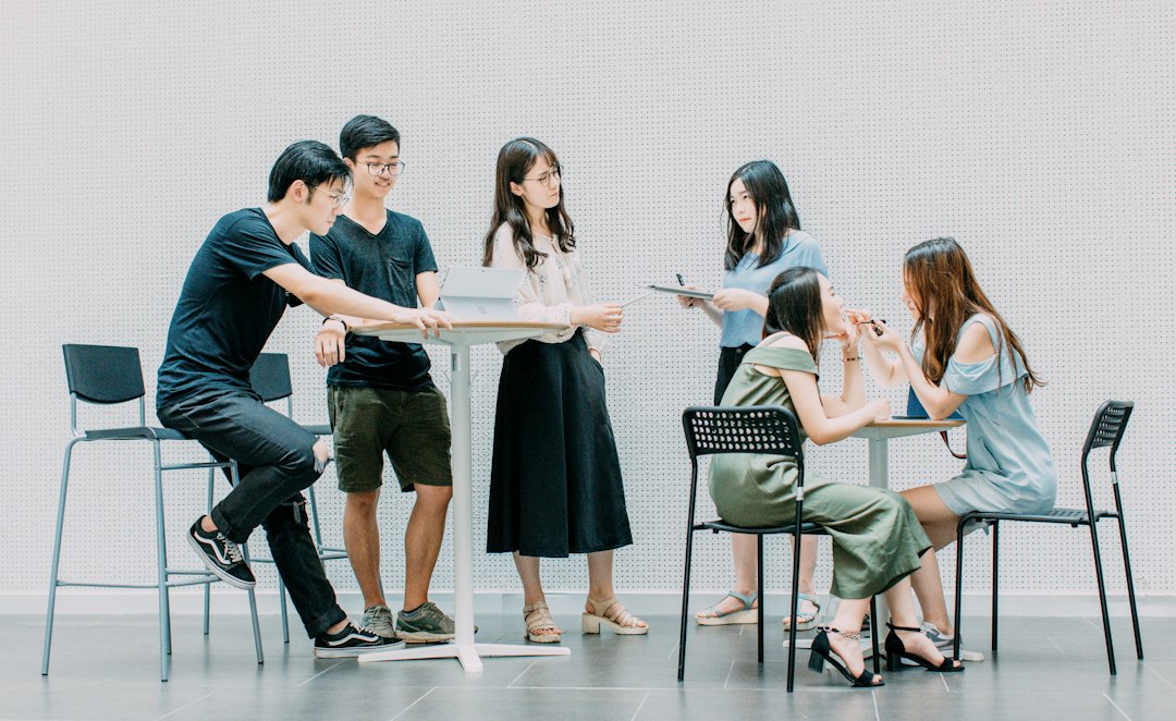 Business students collaborating on an AI-assisted group project